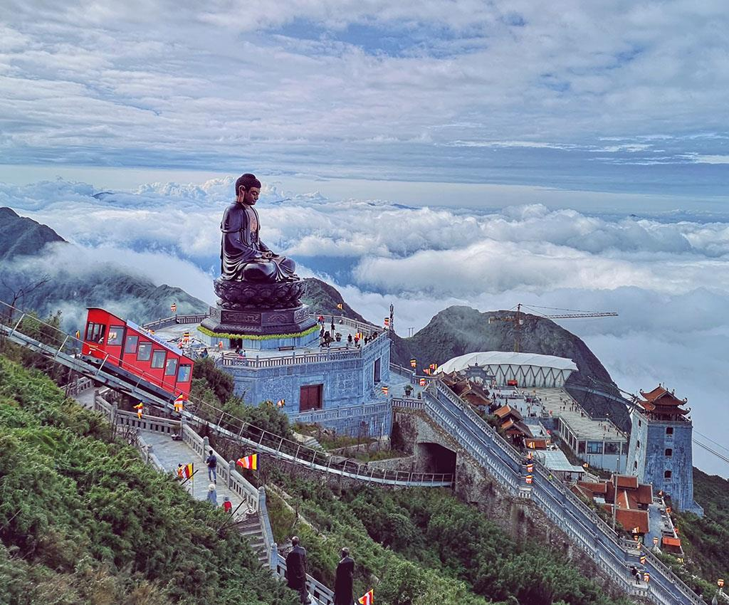The picturesque scene of clouds and mountains at Fansipan